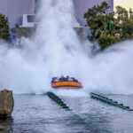 ジュラシックパークザライドの水が飛びかかるシーン