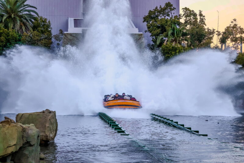 ジュラシックパークザライドの水が飛びかかるシーン